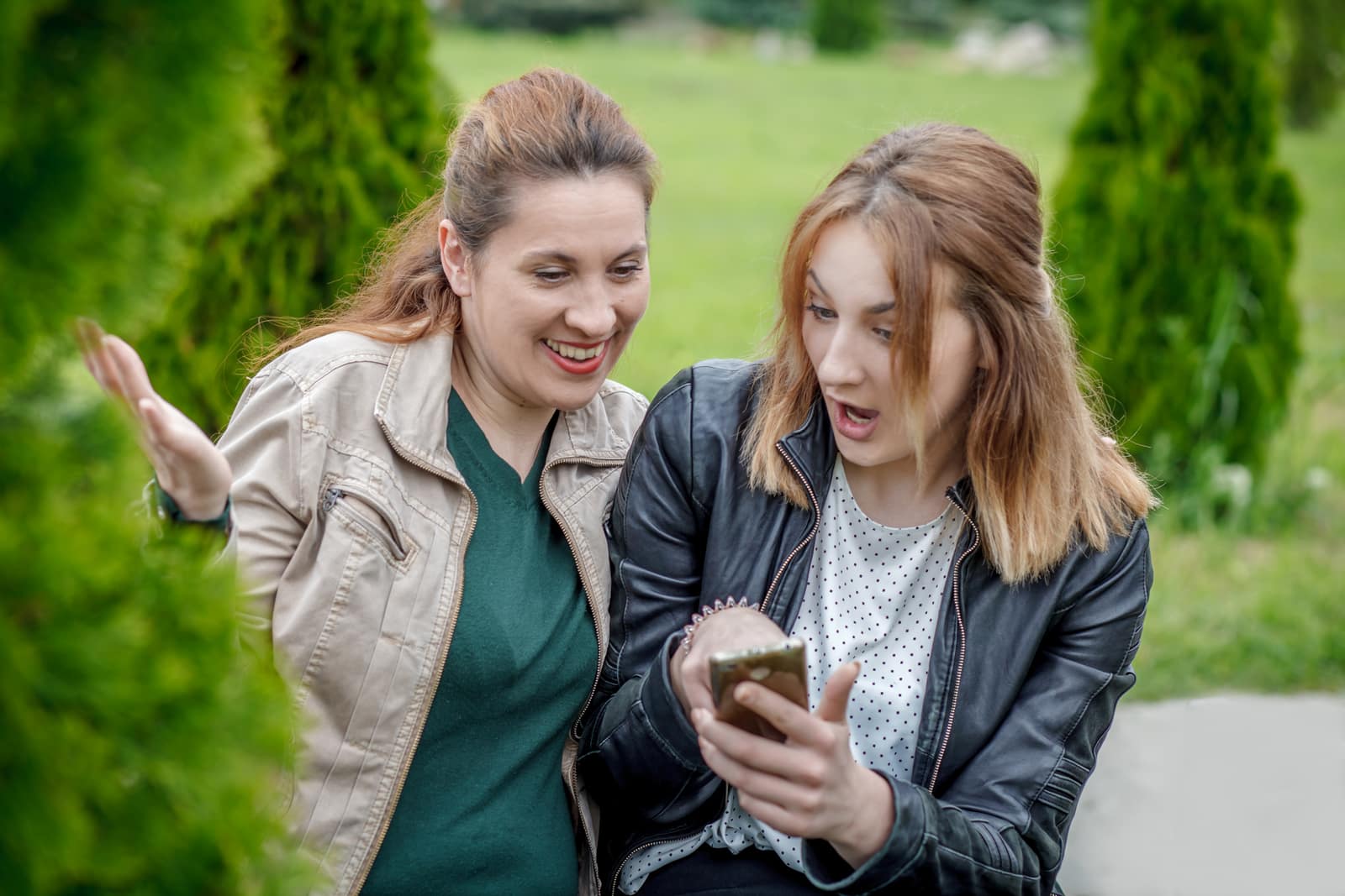 two-amazed-women