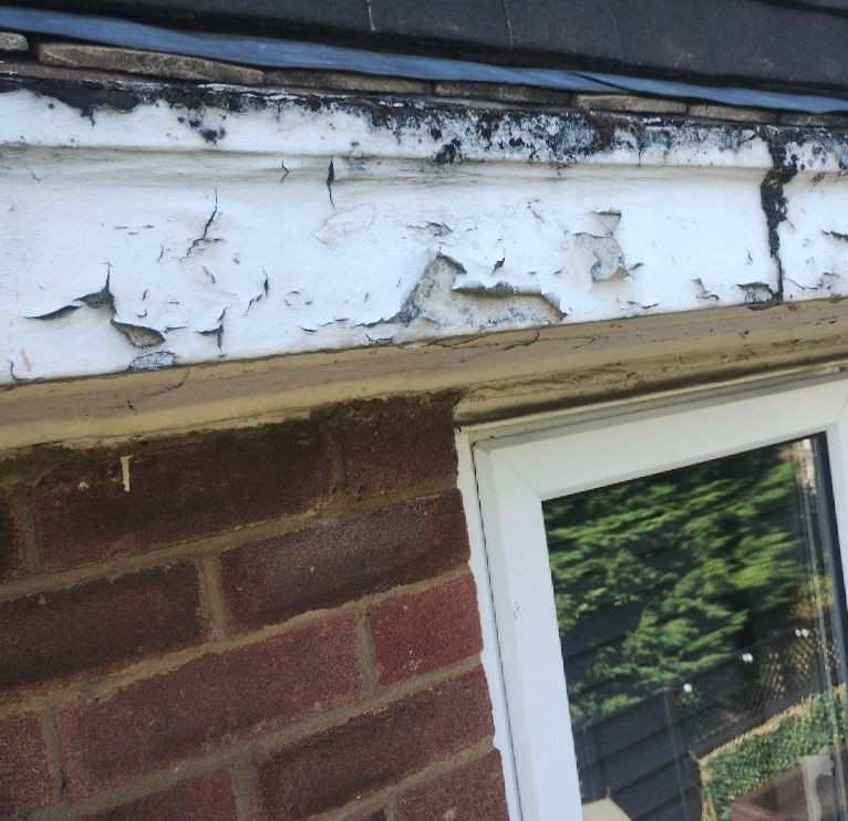 Fascia board that is rotting and peeling.